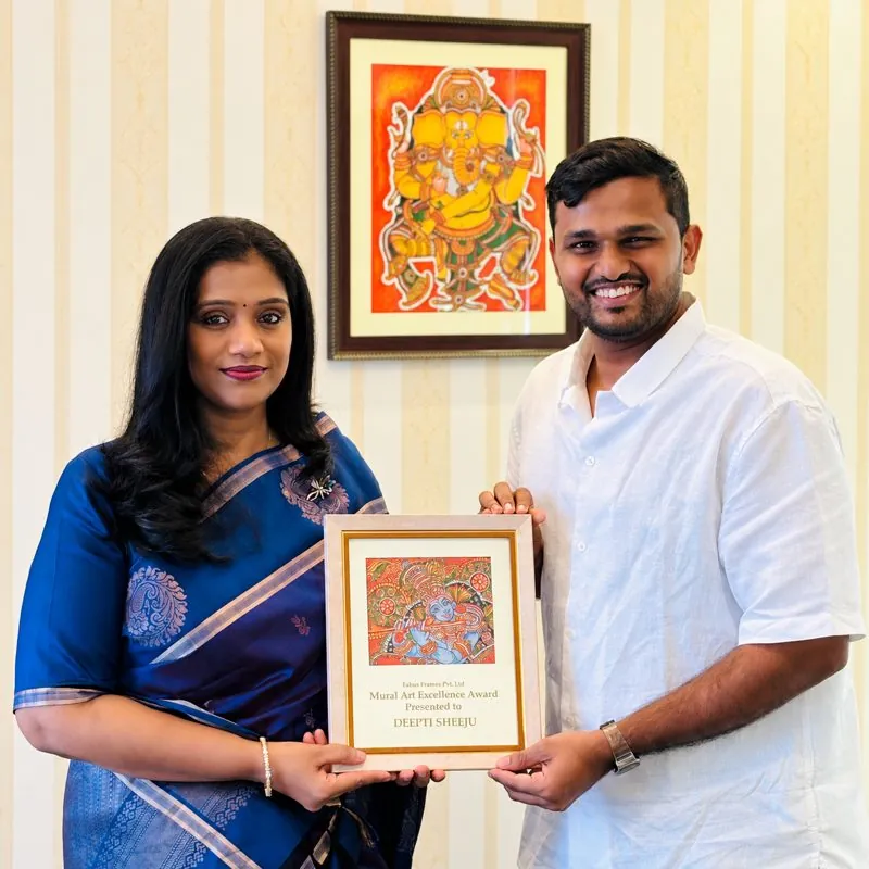 Deepti Sheeju receiving her Mural Art Excellence Award